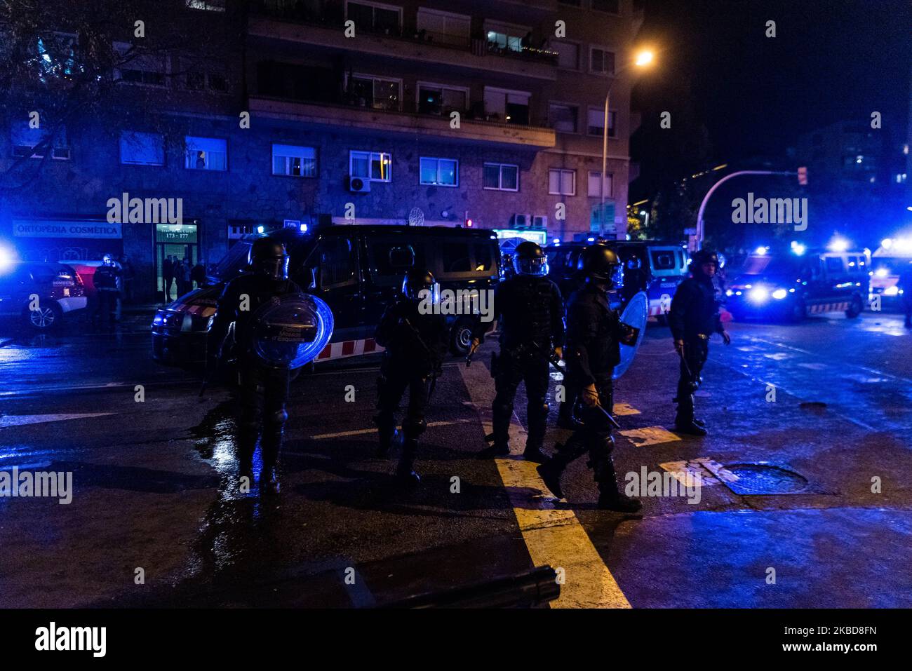 Katalanische Polizeibeamte treffen während eines Protestes der katalanischen Separatistenbewegung Democratic Tsunami vor dem Camp Nou-Stadion in Barcelona auf katalanische Demonstranten, während des Fußballspiels der spanischen Liga von `El Clasico zwischen dem FC Barcelona und dem FC Real Madrid am 18. Dezember 2019 in Barcelona. (Foto von Adria Salido Zarco/NurPhoto) Stockfoto